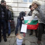 Граждани запалиха сметките си за парно пред Столична община