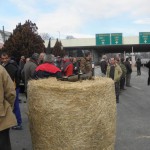 Черни знамена и запалена слама на границата