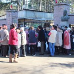 Шивачки блокират път, бранят уволнен от Ненчев директор